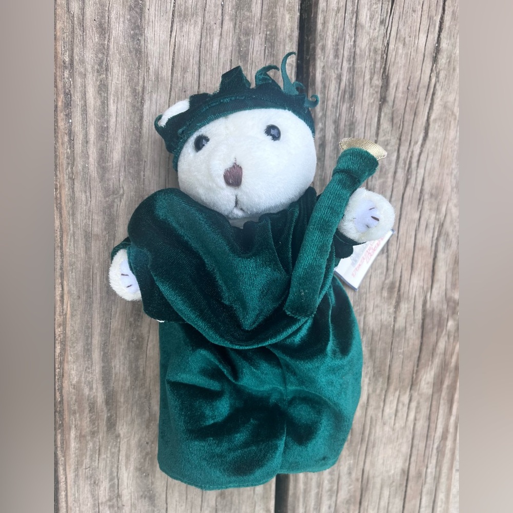 VINTAGE CITY MERCHANDISE STATUE OF LIBERTY POSABLE WHITE TEDDY BEAR W/ CASE BAG
